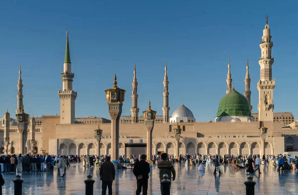 メディナ サウジアラビア王国 サウジアラビア イスラム教徒は 2017 日にサウジアラビア メディナの預言者ムハンマドのモスクの前に行進 緑のドームの下では 預言者の墓 — ストック写真