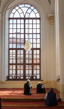 Konya, Türkiye - Şubat 10: Tanımlanamayan bir Müslüman erkek Aziziye Camii 10 Şubat 2016 yılında Konya, Türkiye'de dua eder. 1874'te Sultan Abdülaziz'in annesi Hatun Pertevniyal tarafından inşa Camii açıldı.