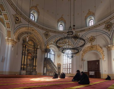 Konya, Türkiye - Şubat 10: Tanımlanamayan bir Müslüman erkek Aziziye Camii 10 Şubat 2016 yılında Konya, Türkiye'de dua eder. 1874'te Sultan Abdülaziz'in annesi Hatun Pertevniyal tarafından inşa Camii açıldı.
