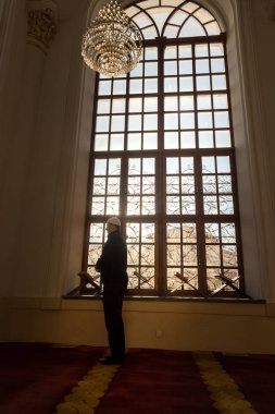 Konya, Türkiye - Şubat 10: Tanımlanamayan bir Müslüman erkek Aziziye Camii 10 Şubat 2016 yılında Konya, Türkiye'de dua eder. 1874'te Sultan Abdülaziz'in annesi Hatun Pertevniyal tarafından inşa Camii açıldı.