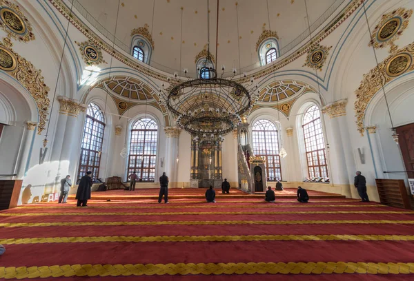 科尼亚 土耳其 不明祈祷的穆斯林男子 Aziziye 清真寺在 2016 日在科尼亚土耳其 由苏丹阿卜杜勒 阿齐兹的母亲 Hatun — 图库照片