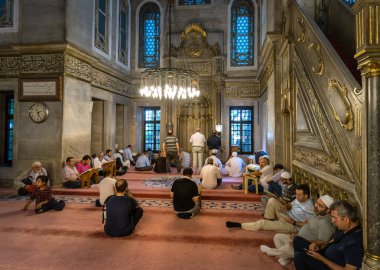 Istanbul, Türkiye - 1 Temmuz: dua, 1 Temmuz 2016 Istanbul Türkiye'de Eyüp Sultan Camii Müslümanlar. Eyüp Camii 1458 inşa edilmiş ve Istanbul 'un camiidir en çok ziyaret edilen