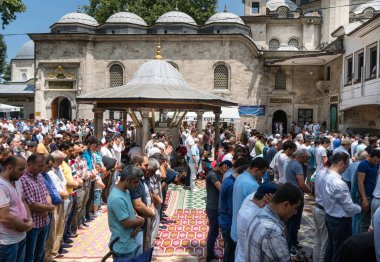 Istanbul, Türkiye - Temmuz 01: Müslümanlar, Istanbul'da 01 Temmuz 2016 eyüp Camii'nde Cuma namazı olun. Eyüp Sultan Camii Istanbul'da en çok ziyaret edilen yerlerden biri.