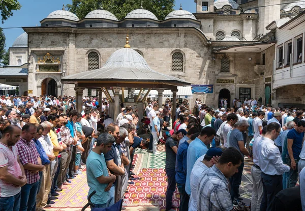 Istanbul Turecko Červenec Muslimové Představují Pátek Modlitby Mešitě Eyup Červenec — Stock fotografie