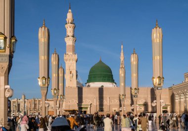Medine, Suudi Arabistan Krallığı (Ksa) - 3 Şubat: Müslümanlar Muhammed Camii önünde Medina, Ksa 3 Şubat 2017 üzerinde yürüyen. Peygamberin mezarım altında yeşil kubbe.