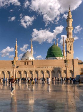 Medine, Suudi Arabistan Krallığı (Ksa) - 3 Şubat: Müslümanlar Muhammed Camii önünde Medina, Ksa 3 Şubat 2017 üzerinde yürüyen. Peygamberin mezarım altında yeşil kubbe.