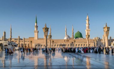 Medine, Suudi Arabistan Krallığı (Ksa) - 2 Şubat: Müslümanlar Muhammed Camii önünde Medina, Ksa 2 Şubat 2017 üzerinde yürüyen. Peygamberin mezarım altında yeşil kubbe.