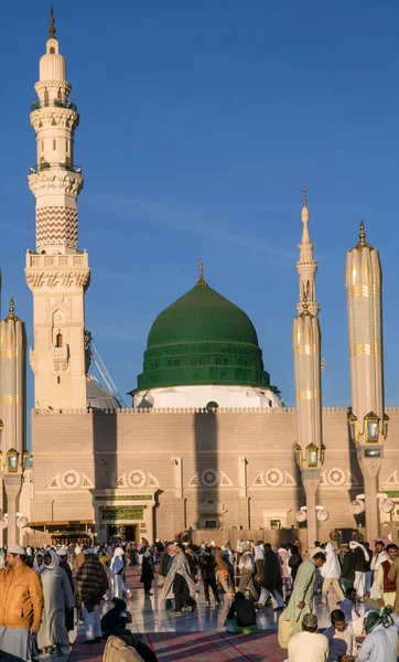 Medina Kingdom Saudi Arabia Ksa Feb Muslims Marching Front Mosque — Stock Photo, Image