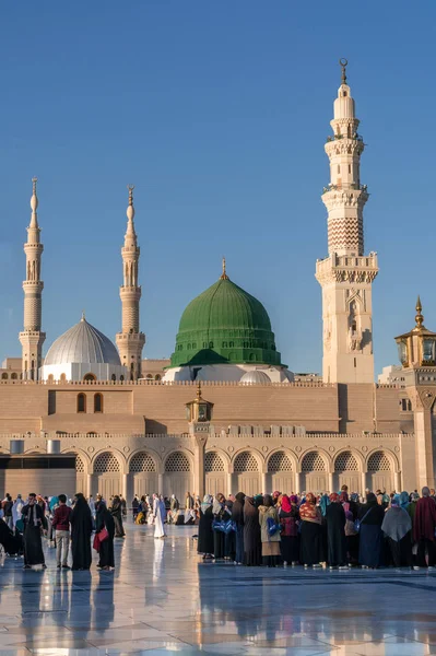 Medina Reino Arabia Saudita Ksa Feb Musulmanes Marchando Frente Mezquita —  Fotos de Stock