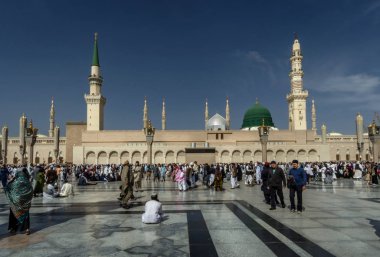 Medine, Suudi Arabistan Krallığı (Ksa) - 3 Şubat: Müslümanlar Muhammed Camii önünde Medina, Ksa 3 Şubat 2017 üzerinde yürüyen. Peygamberin mezarım altında yeşil kubbe.