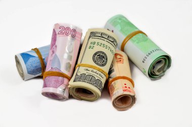 Kağıt paralar, beyaz arka plan üzerinde rulo.