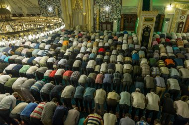 İstanbul, Türkiye - Ağustos 03: Ramazan ayında tarawih dualar için Müslümanların tunahan Camii Ağustos 3, 2013 yılında istanbul, Türkiye. tunahan Camii, bu büyük bir cami ibadet için 2004 yılında açıldı.