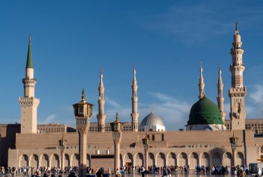 Medine, Suudi Arabistan Krallığı (Ksa) - 3 Şubat: Müslümanlar Muhammed Camii önünde Medina, Ksa 3 Şubat 2017 üzerinde yürüyen. Peygamberin mezarım altında yeşil kubbe.
