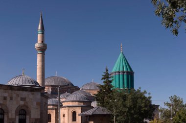 Mevlana türbesi ve Camii Konya filialı üzrə - Türkiye. Mevlana Celaleddin-i Rumi bir Tasavvuf filozof ve İslam'ın mistik şair olduğunu.