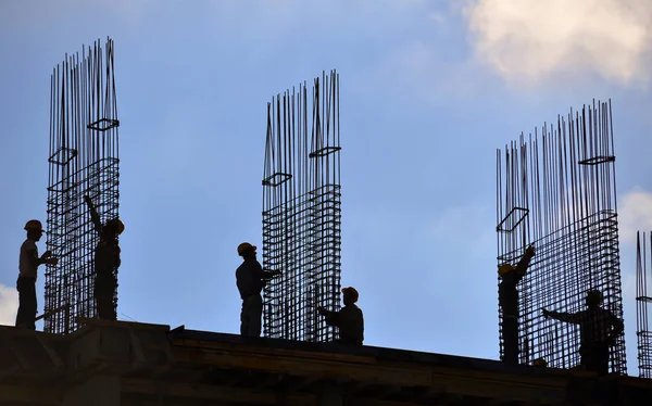 Silueta Personas Que Trabajan Construyen Edificios — Foto de Stock