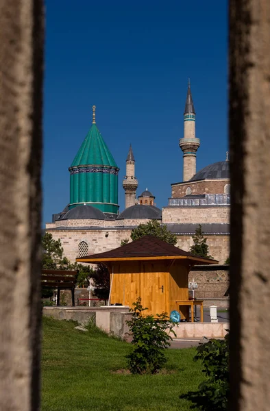 土耳其科尼亚市的 Mevlana 墓和清真寺 Mevlana Celaleddin Rumi 是一位苏菲派哲学家和神秘的伊斯兰诗人 — 图库照片