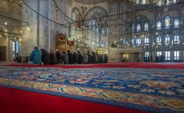 Istanbul, Türkiye - Aralık 2: Fatih Camii'nde 2 Aralık 2014, Istanbul'da dua Müslümanlar. Dua zorunlu bir ibadet Müslümanların günde 5 kez olduğunu..