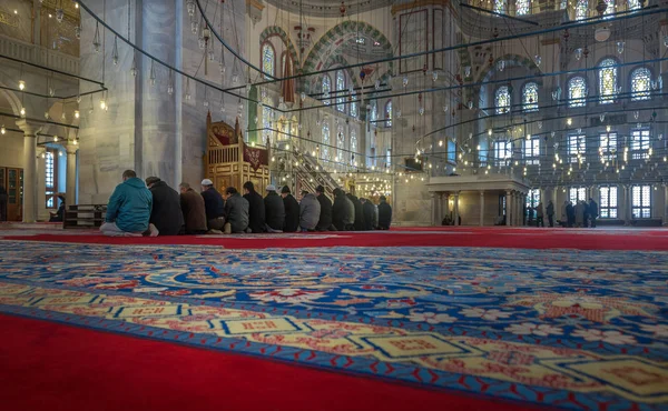 Istanbul Turquía Dic Musulmanes Rezando Mezquita Fátima Diciembre 2014 Estambul —  Fotos de Stock