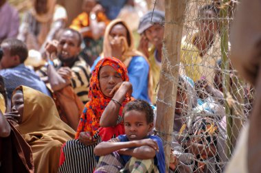Dadaab, Somali - 8 Ağustos: Kimliği belirsiz kadın, erkek ve çocuk açlık yüzünden yardım için Somalilerle sıkı beklemek binlerce Dadaab Mülteci kampında yüzlerce 8 Ağustos 2011 Dadaab, Somali'deki tarihinde canlı.