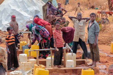 Dadaab, Somali - Ağustos 06: Zor şartlar, Somali göçmenler, yüz binlerce mülteci kampı, kalıyorsun. Afrika'da bir halk su almak için bekliyor. Ağustos 06, 2011 Dadaab, Somalia.