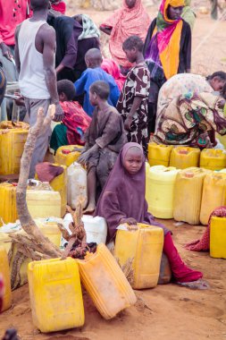 Dadaab, Somali - Ağustos 06: Zor şartlar, Somali göçmenler, yüz binlerce mülteci kampı, kalıyorsun. Afrika'da bir halk su almak için bekliyor. Ağustos 06, 2011 Dadaab, Somalia.