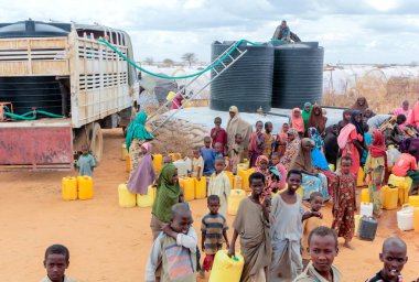Dadaab, Somali - Ağustos 06: Zor şartlar, Somali göçmenler, yüz binlerce mülteci kampı, kalıyorsun. Afrika'da bir halk su almak için bekliyor. Ağustos 06, 2011 Dadaab, Somalia.