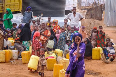 Dadaab, Somali - Ağustos 06: Zor şartlar, Somali göçmenler, yüz binlerce mülteci kampı, kalıyorsun. Afrika'da bir halk su almak için bekliyor. Ağustos 06, 2011 Dadaab, Somalia.