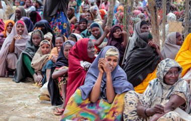 Dadaab, Somali - 8 Ağustos: Kimliği belirsiz kadın, erkek ve çocuk açlık yüzünden yardım için Somalilerle sıkı beklemek binlerce Dadaab Mülteci kampında yüzlerce 8 Ağustos 2011 Dadaab, Somali'deki tarihinde canlı.