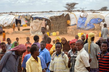 Dadaab, Somali-Ağustos 06: Nerede Somalili binlerce üzerinde 06 Ağustos 2011 Dadaab, Somali'deki açlık nedeniyle yardım beklemeliyiz Dadaab Mülteci Kampı bekleyen umutsuz insanlara.