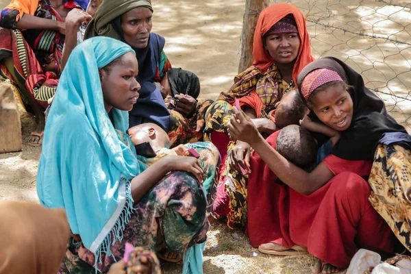 Dadaab 소말리아 불명된 소말리아 때문에 도움에 대기의 수천의 Dadaab 캠프에에 — 스톡 사진