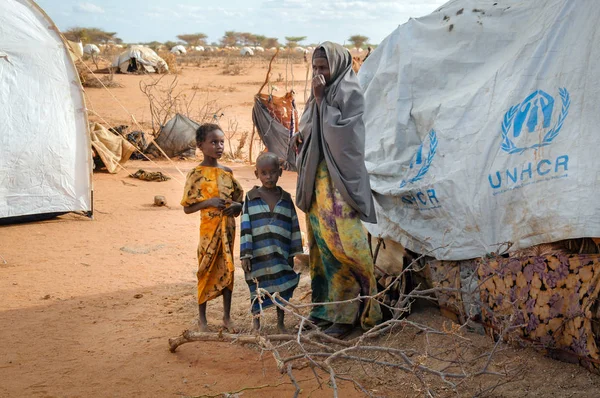 正体不明の女性 男性と赤ちゃんが 2011 日ダダーブ ソマリアのソマリア飢餓のため助けを待つの何千ものダダーブ難民キャンプ数百に住んでダダーブ ソマリア — ストック写真