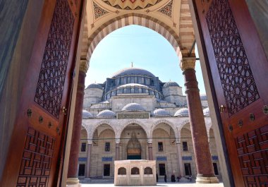 Istanbul, Türkiye - 15 Temmuz 2014: Istanbul'daki Süleymaniye Camii giriş kapısı. Açık kapı ve iç avluya bakış.