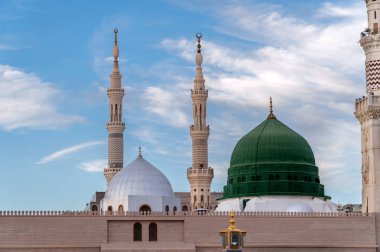 Medine, Suudi Arabistan Krallığı (Ksa) - 1 Şubat: Müslümanlar Muhammed Camii önünde Medina, Ksa 1 Şubat 2017 üzerinde yürüyen. Peygamberin mezarım altında yeşil kubbe.
