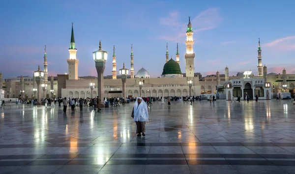 メディナ サウジアラビア王国 サウジアラビア 2017 日にサウジアラビア メディナの預言者ムハンマドのモスクの前に行進のイスラム教徒 緑のドームの下では 預言者の墓 — ストック写真
