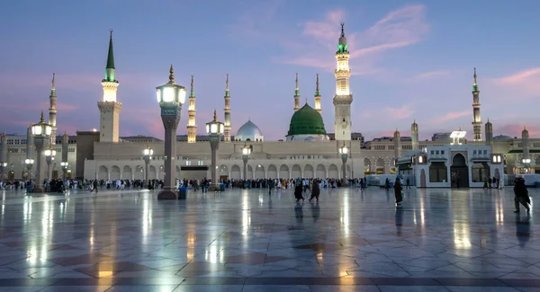 Medina Kingdom Saudi Arabia Ksa Feb Muslims Marching Front Mosque — Stock Photo, Image