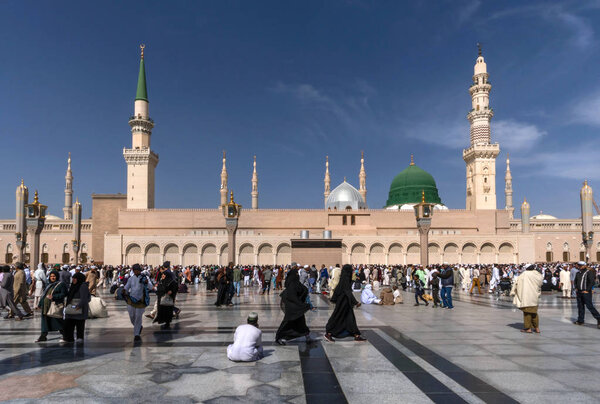 МЕДИНА (КИНГДОМ ОФ САУДОВСКАЯ АРАВИЯ) - 3 февраля 2017 года в Медине (КСА) мусульмане провели марш перед мощами пророка Мухаммеда. Гробница пророка находится под зеленым куполом
.