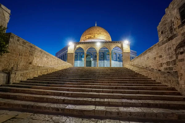 圆顶的岩石清真寺和圆顶的链条在耶路撒冷, 伊斯拉 — 图库照片