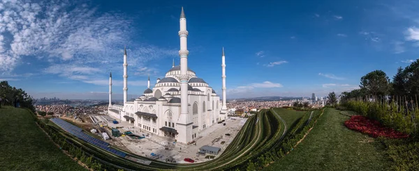 Mosquée istanbul camlica ; camlica tepesi camii en construction — Photo