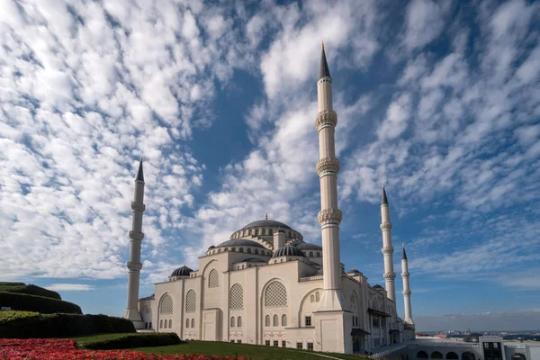 Mosquée istanbul camlica ; camlica tepesi camii en construction — Photo