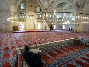 Ucserefeli Camii görünümü iç. 