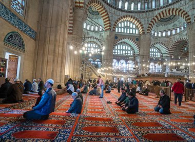 Erkekler, Sinan'ın Selimiye Camii ikindi namazı
