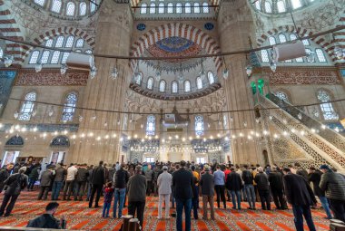 Erkekler, Sinan'ın Selimiye Camii ikindi namazı