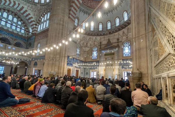Hombres rezando por la tarde en la mezquita Selimiye de Sinan —  Fotos de Stock