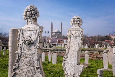 Osmanlı mezar taşları ve Selimiye Camii