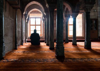 Yalnız camide dua Müslümanlar