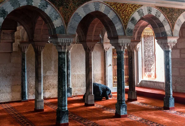 Muslims praying alone in mosque — Stock Photo, Image