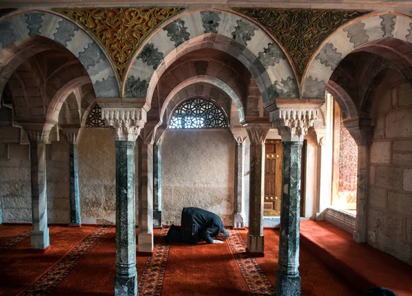 Мусульмане молятся в мечети одни — стоковое фото