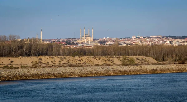 Selimiye, mešita UC serefeli s jezerním výhledem na řeku v Edirne. — Stock fotografie