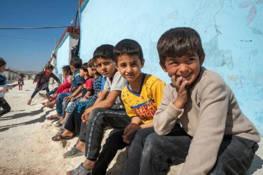 İdlib, Suriye 18 Mayıs: 18 Mayıs 2019'da İdlib Suriye'deki yetim kampında umutsuz çocuklar. Suriye'de 2011 yılında başlayan iç savaşta 12 milyon insan yerlerinden edildi..