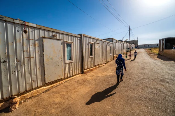 シリア イドリブ5月18日 2019年5月18日 シリアのイドリブで 信仰の孤立したキャンプで絶望的な子供たち 2011年にシリアで始まった内戦では 200万人が避難しました — ストック写真